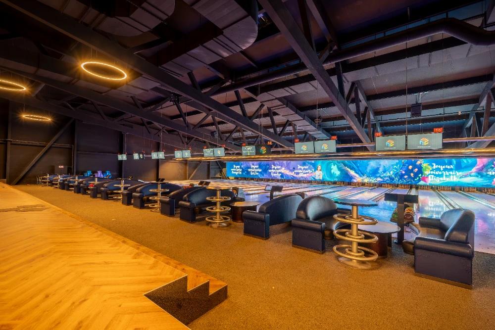 Vue d'ensemble des pistes de bowling du Magic Parc