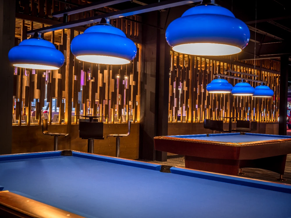 Salle de billards aux luminaires bleus