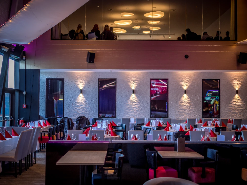 Salle de restaurant et sa mezzanine