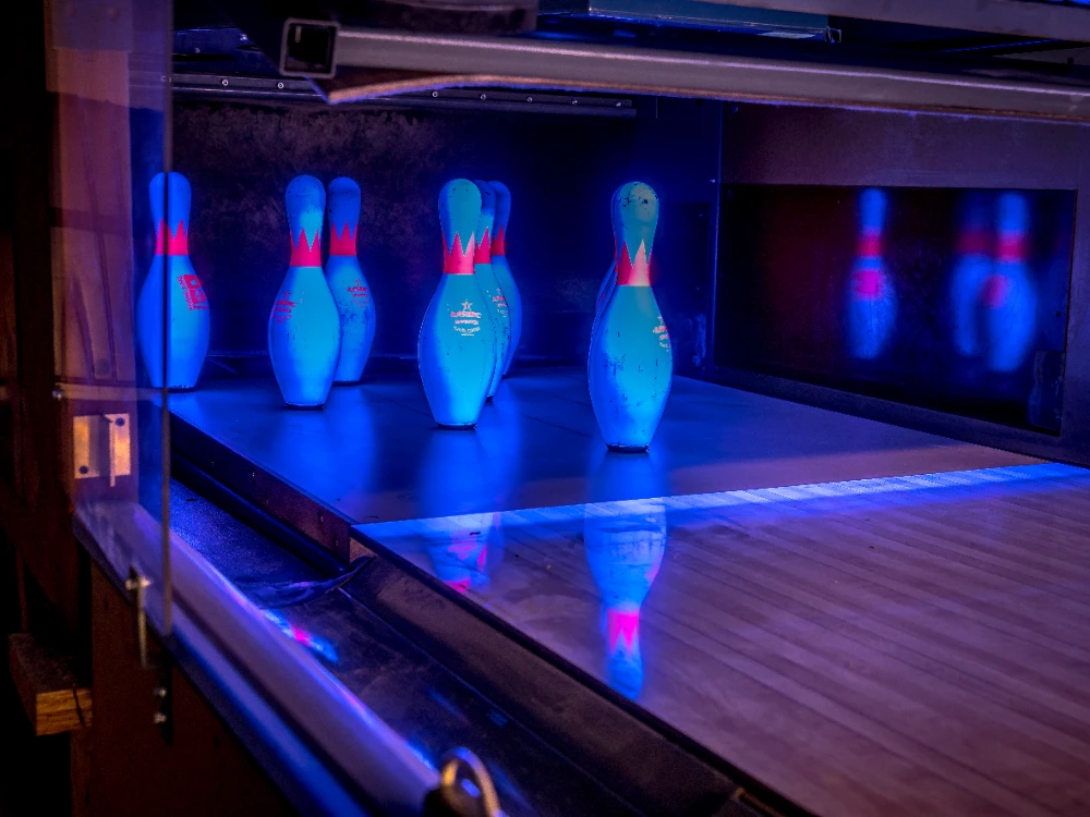 Quilles de bowling en lumière noire